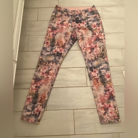 Gently Worn Venus Size Medium Reversible Skinny Jeans in Pink and Floral - Picture 8 of 14